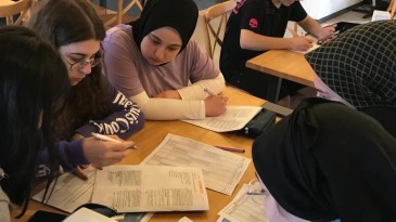 Gençler sınav öncesi hem stres attı, hem de eksik konuları gözden geçirdi