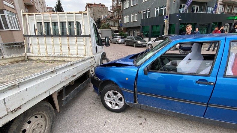 Kamyonet ile çarpışan otomobilde 3 kişi yaralandı