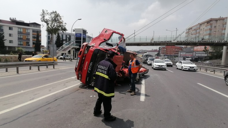 D-100’de arıza yapan otomobile vinç çarptı