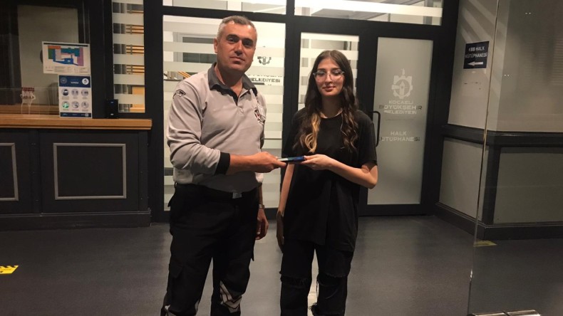Düşürülen cüzdan ve telefon sahiplerine ulaştırıldı