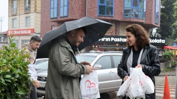 İzmit Belediyesi sabah ikramlarıyla emekçinin yüzünü güldürüyor