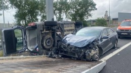 TEM Kocaeli geçişinde iki araç çarpıştı