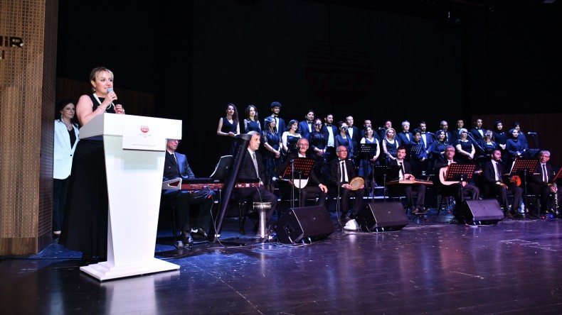 TEV KOCAELİ ŞUBESİ’NİN TÜRK SANAT MÜZİĞİ KOROSU, “ÜSTATLARA VEFA KONSERİ”NDE SAFİYE AYLA, ZEKİ MÜREN ve FERDİ ÖZBEĞEN’İN ŞARKILARINI SESLENDİRDİ!