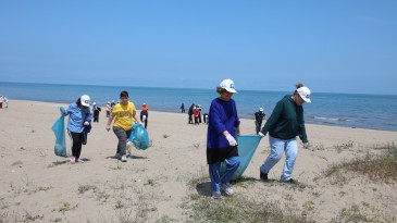 Uzunkum Sahili’nde kıyı temizliği yapıldı
