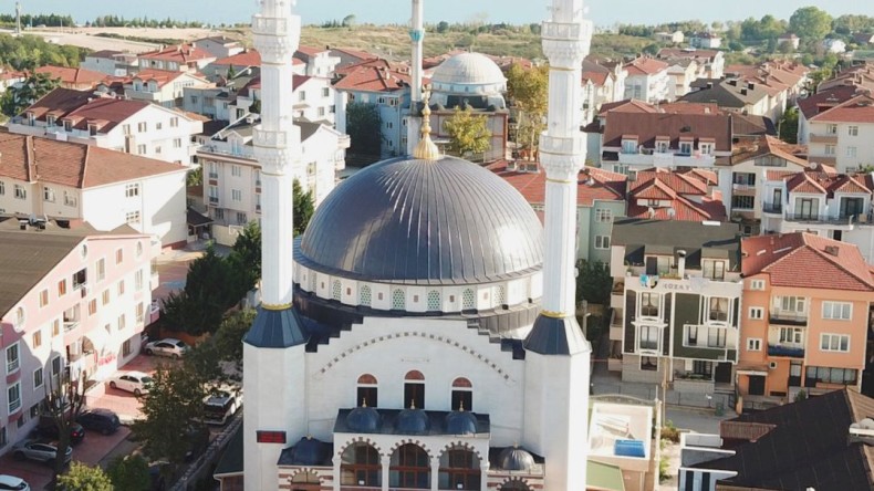 Yenisi yapıldı, hasarlı eski cami yıkıldı