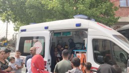 Otomobil 3 yaşındaki kız çocuğuna çarptı