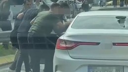 Trafikte kavga çıktı, Araçtan inip dehşet saçtılar