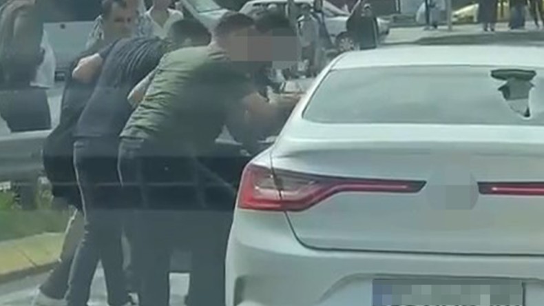 Trafikte kavga çıktı, Araçtan inip dehşet saçtılar