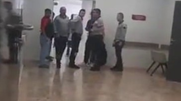 Damar yolu açılmadığını iddia ederek doktora saldırıp dişini kırdı