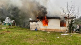 Benzin dökerek evi yaktı, yaşlı kadın zor kurtuldu