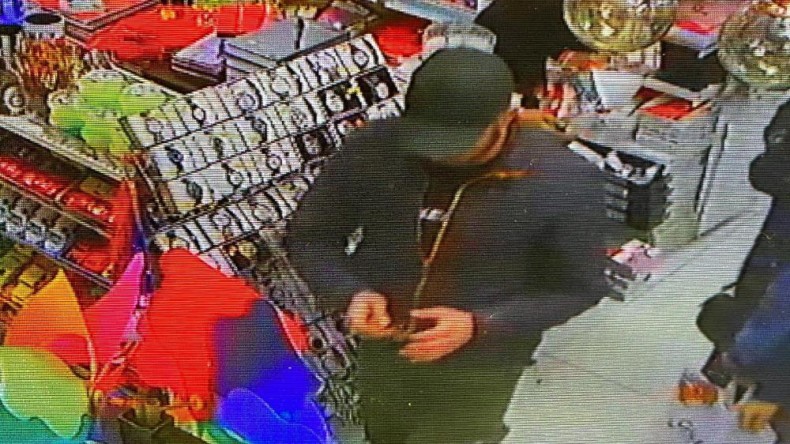 Müşteri gibi geldi, şapkayı böyle çaldı