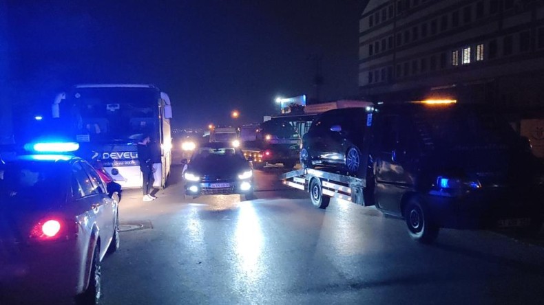 İki otomobil çarpıştı; Yaralı var