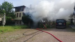 Akü patladı, otomobil alev topuna döndü; Villada yangın çıktı