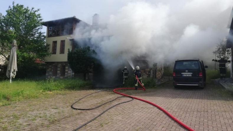 Akü patladı, otomobil alev topuna döndü; Villada yangın çıktı