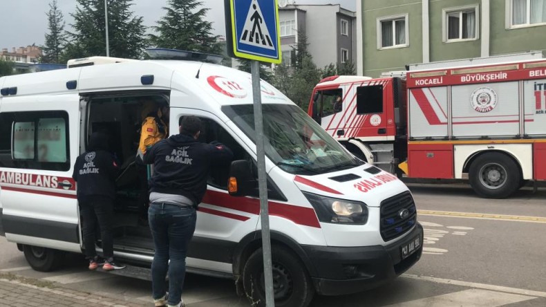 Otomobil park halindeki minibüse çarptı: 3 yaralı