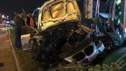 Akaryakıt istasyonunun fiyat tabelasına çarpan otomobilin sürücüsü yaralandı