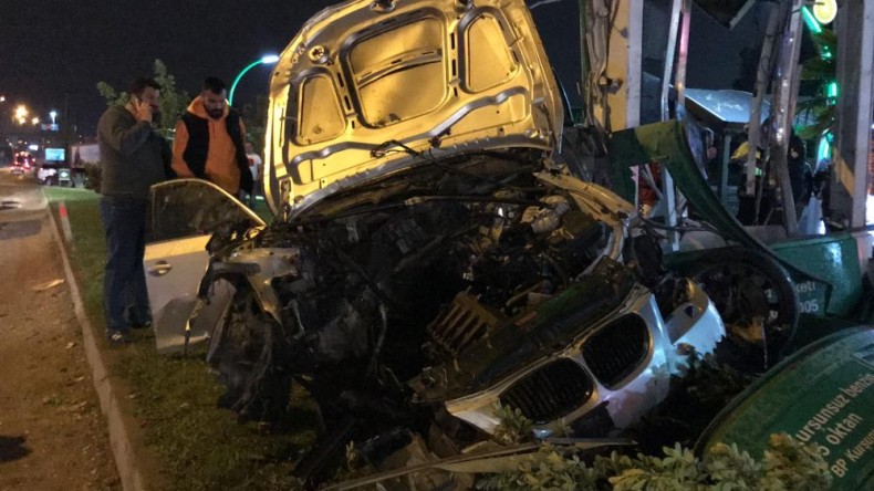 Akaryakıt istasyonunun fiyat tabelasına çarpan otomobilin sürücüsü yaralandı