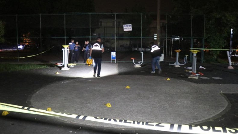 Parkta tartıştıkları kişiye kurşun yağdırdı