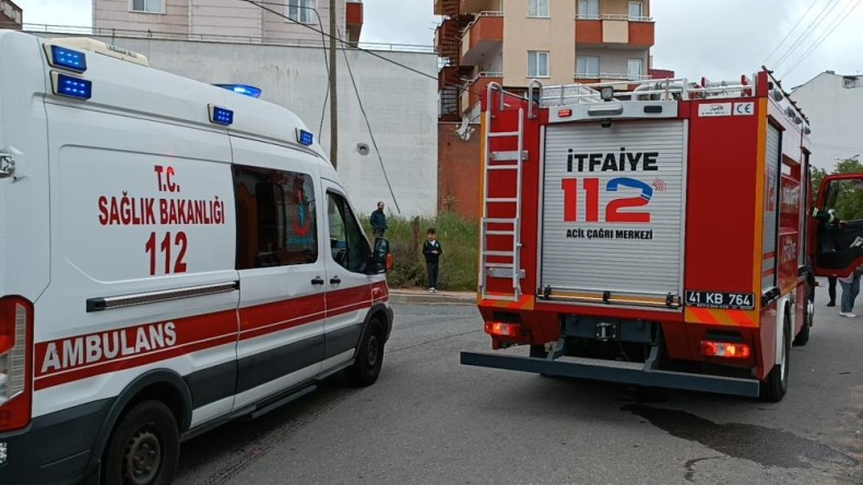 Oy kullanmak için evde tek bırakılan çocuk yangın çıkardı