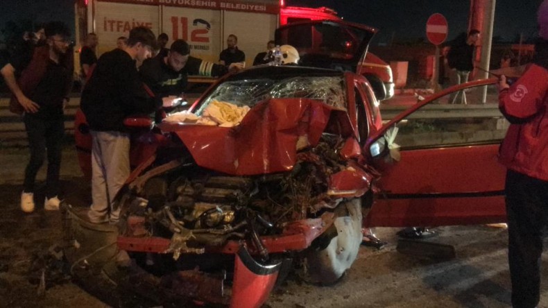 Otomobil TIR’a çarptı; 4 yaralı