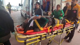 Traktör devrildi, yaşlı çift ölümden döndü