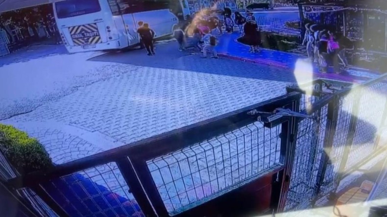 Üç öğrenci okul servisinin altında kaldı