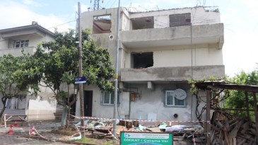 1999 depreminde ağır hasar alan bina yıkılıyor