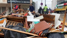 Ölen babalarının eşyalarını balkondan attılar