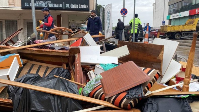 Ölen babalarının eşyalarını balkondan attılar
