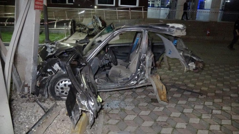 Gölcük Belediyesi önünde kaza; 1 ağır yaralı