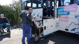 Oy kullanmaya “engelsiz taksi” ile gittiler