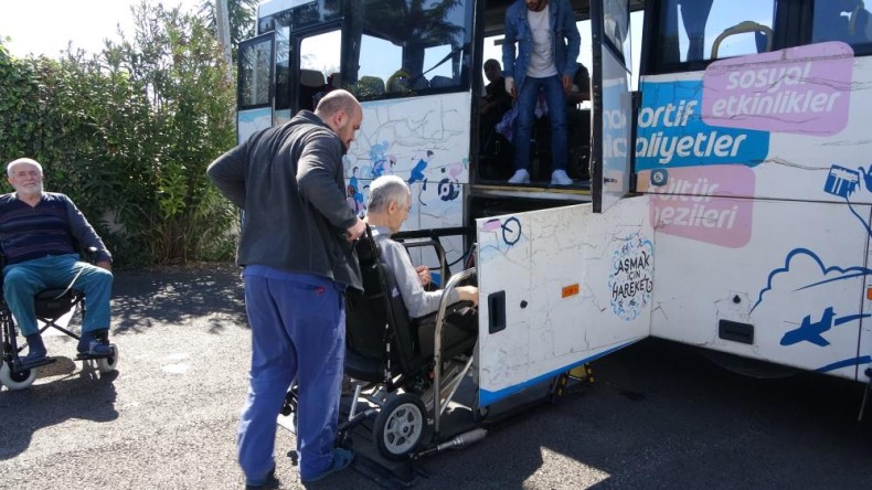 Oy kullanmaya “engelsiz taksi” ile gittiler