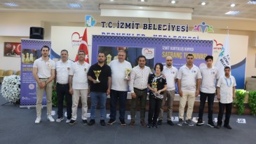Kurtuluş Kupası Satranç Turnuvasında 7’den 70’e Tüm Sporcular Kıyasıya Mücadele Ettiler