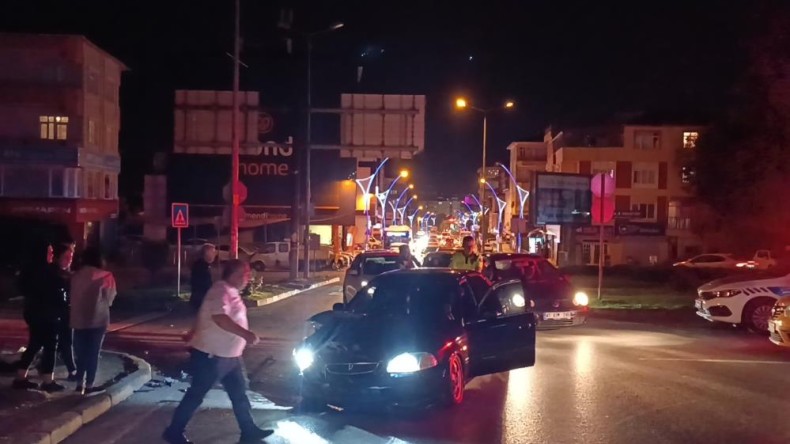 İki araç kavşakta çarpıştı, trafik kilitlendi