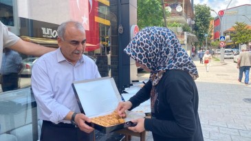 İzmitli esnaf Cumhurbaşkanı Erdoğan’ın zaferini böyle kutladı