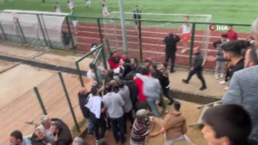 Tellere çıkan futbolcu, çivili kramponla taraftara tekme attı