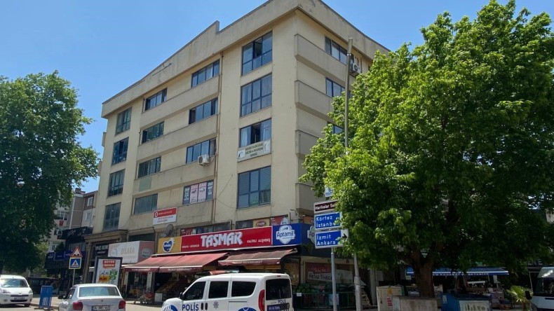 4. kattan düştü, yaralı kurtuldu