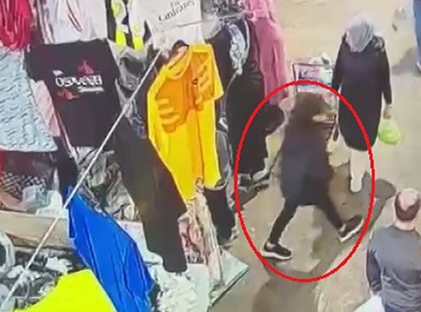 Halı ile kızı kamufle etti: Saniyeler içinde 18 bin TL’lik çantayı çaldılar