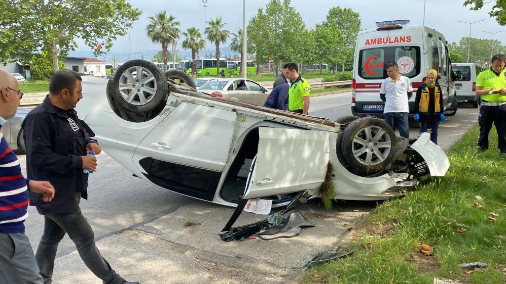 İzmit’te kaza; Otomobil takla attı