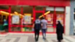 Markete pompalı tüfekle saldırı