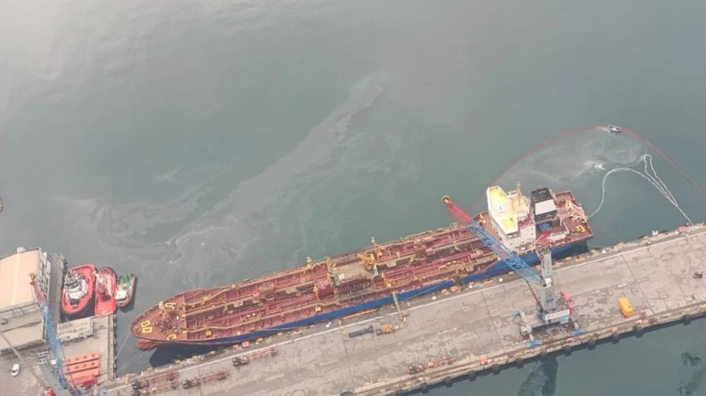 İzmit Körfezi’ni kirleten gemi deniz uçağı ile tespit edildi