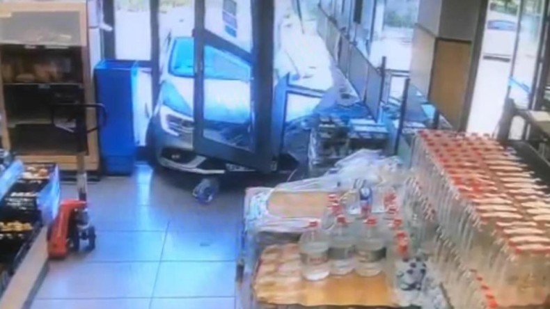 Otomobil markete daldı, şans eseri kimse yara almadı