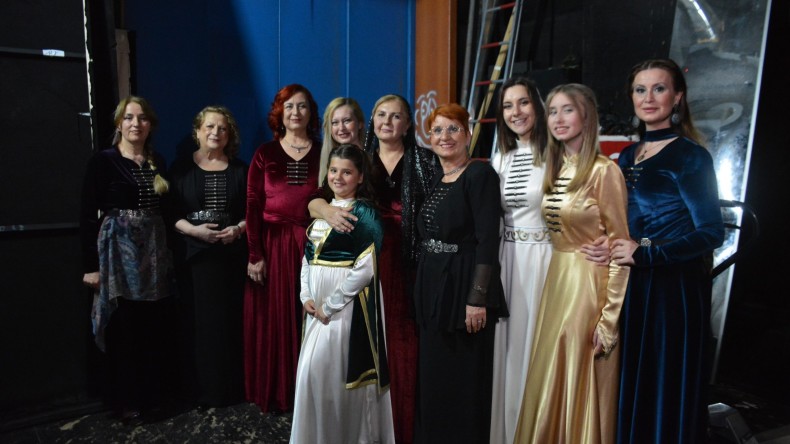 Kültürlerini yaşatmak için 30 amatör oyuncu tiyatro sahneliyor