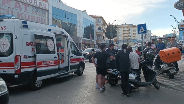 Hatalı dönüş kazaya sebep oldu; Yaralı var