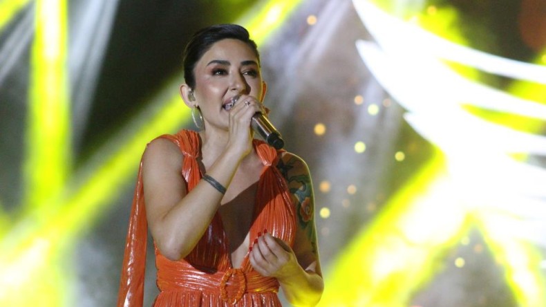 Melek Mosso sahnede özür diledi: “Helalleşmek istiyorum”