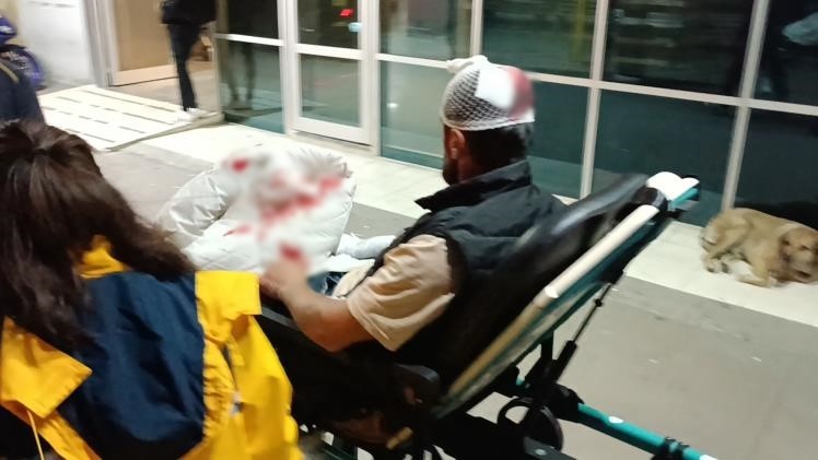 Kavgada bıçaklar konuştu; Ellerinde kesiklerle hastaneye kaldırıldı