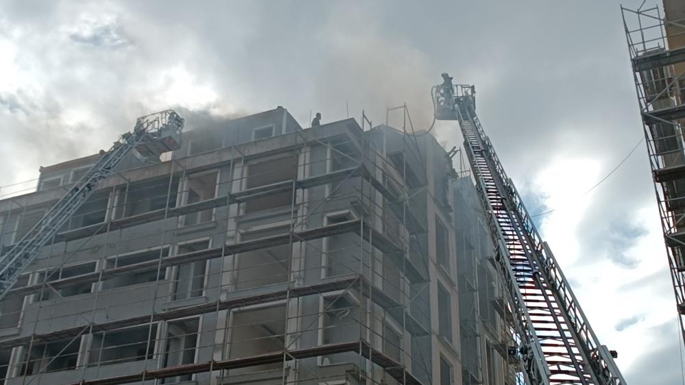Kocaeli’de inşaat halindeki 8 katlı binanın çatısında yangın