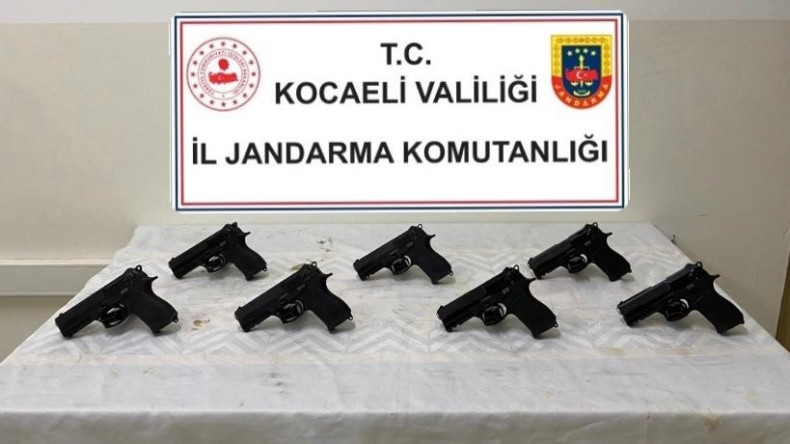 Jandarma’dan Kartepe’de operasyon; Ruhsatsız silahlar ele geçirildi