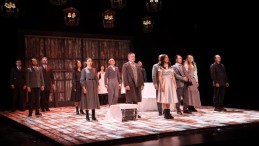 Kocaeli Şehir Tiyatrolarının ödüllü oyununa ünlüler akın etti