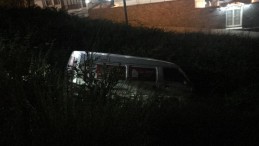 Kontrolden çıkan minibüs ağaçlık alana uçtu